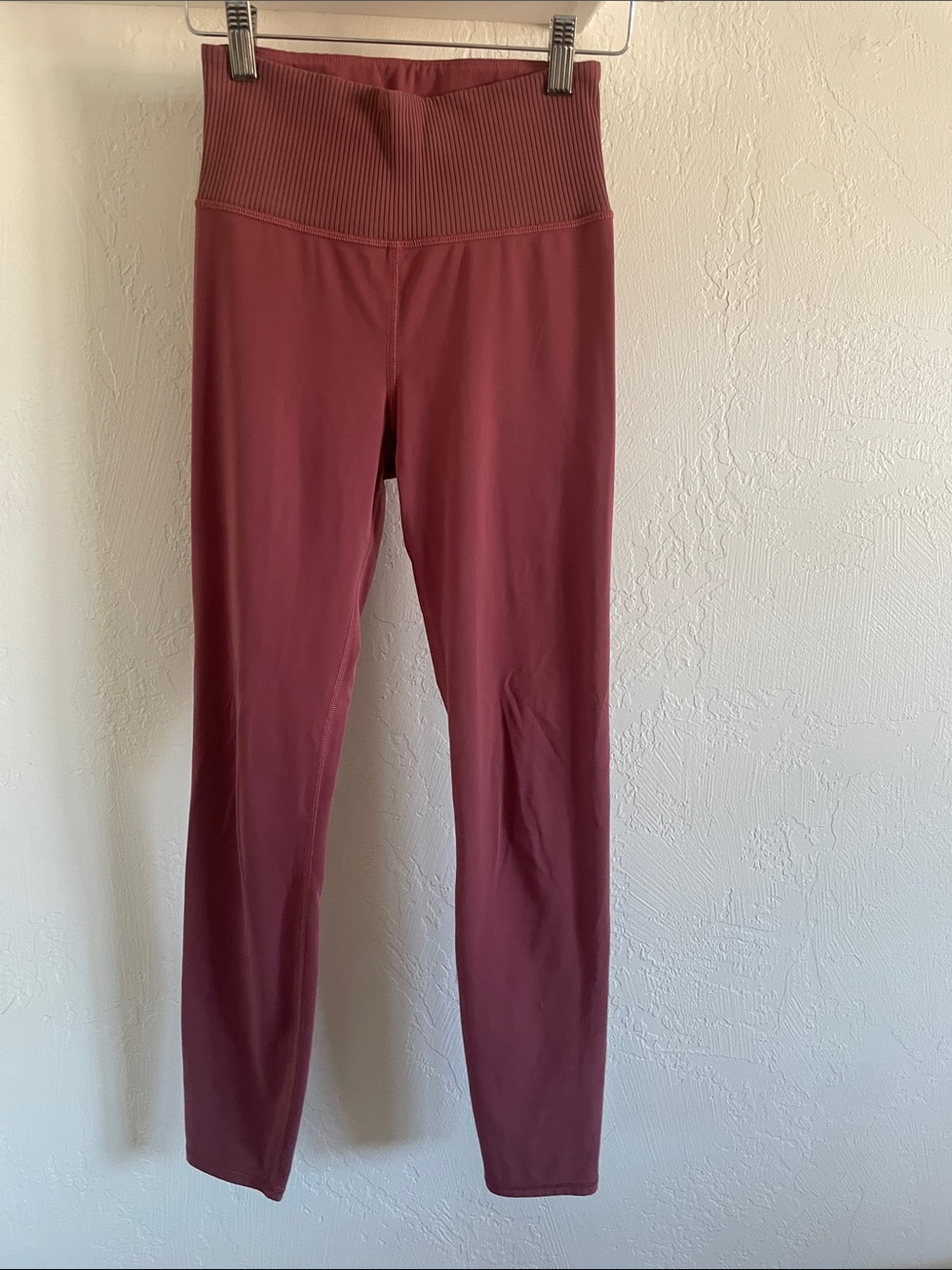 Vuori High-Waist Ribbed Waist Leggings in Mauve